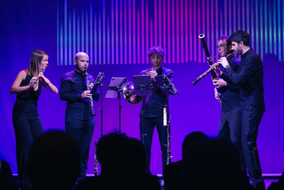 Das Ensemble Astera auf der Bühne in violettem Licht