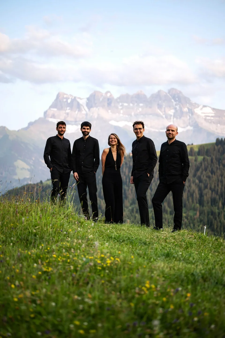 Das Ensemble Astera auf einer Alpwiese vor Bergkulisse · © Ugo Ponte