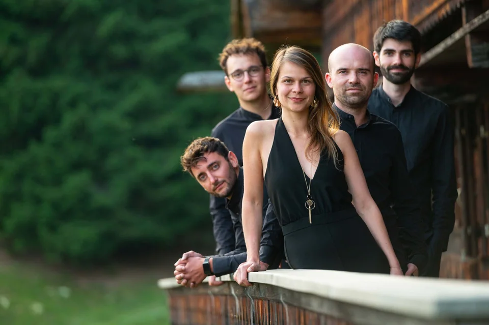 Das Ensemble Astera auf einem Chaletbalkon · © Ugo Ponte
