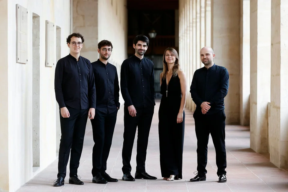 Das Ensemble Astera im Säulengang eines Kreuzgangs · © Caroline Doutre
