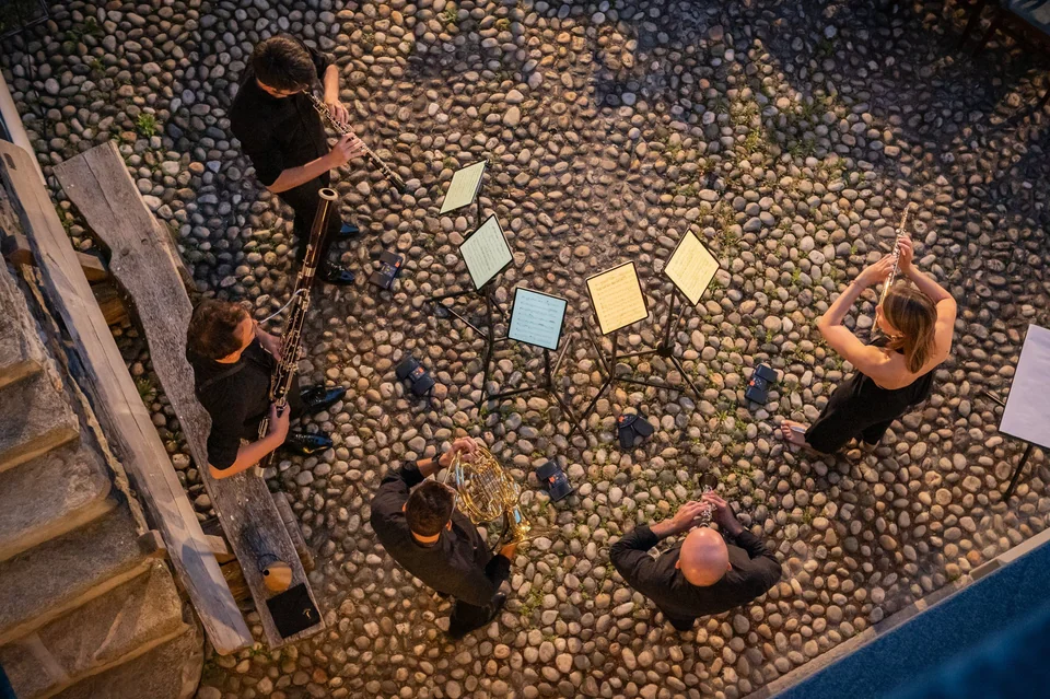 Ensemble Astera seen from above, playing in a cobbled courtyard