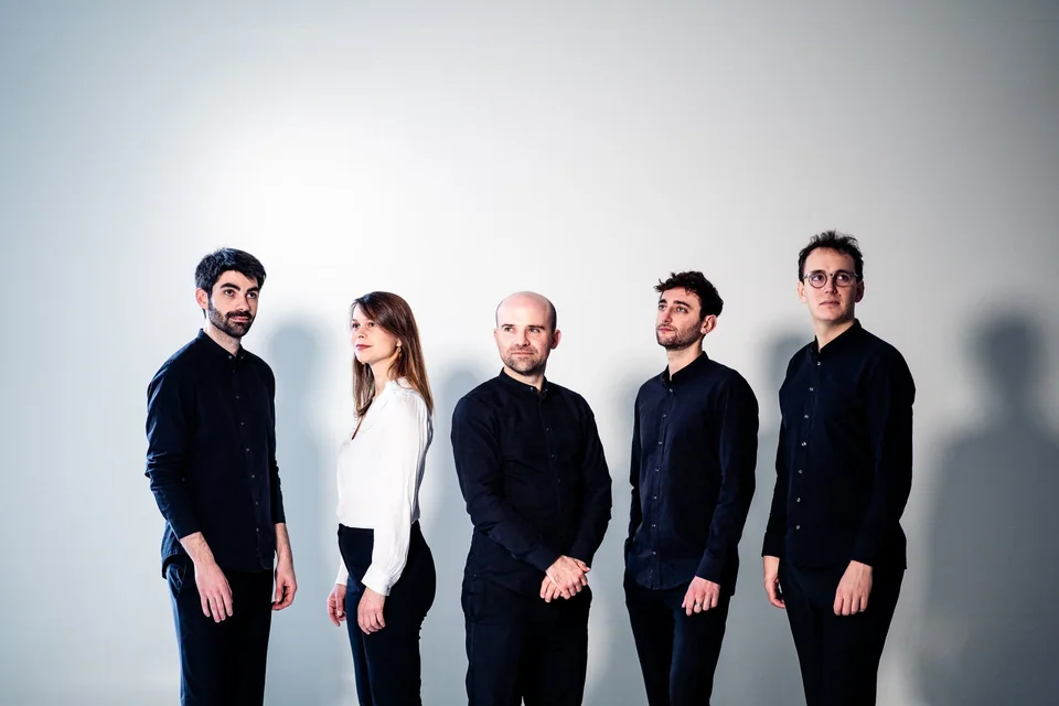 Das Ensemble Astera, Gruppenporträt vor weissem Hintergrund · © Sophie Williams