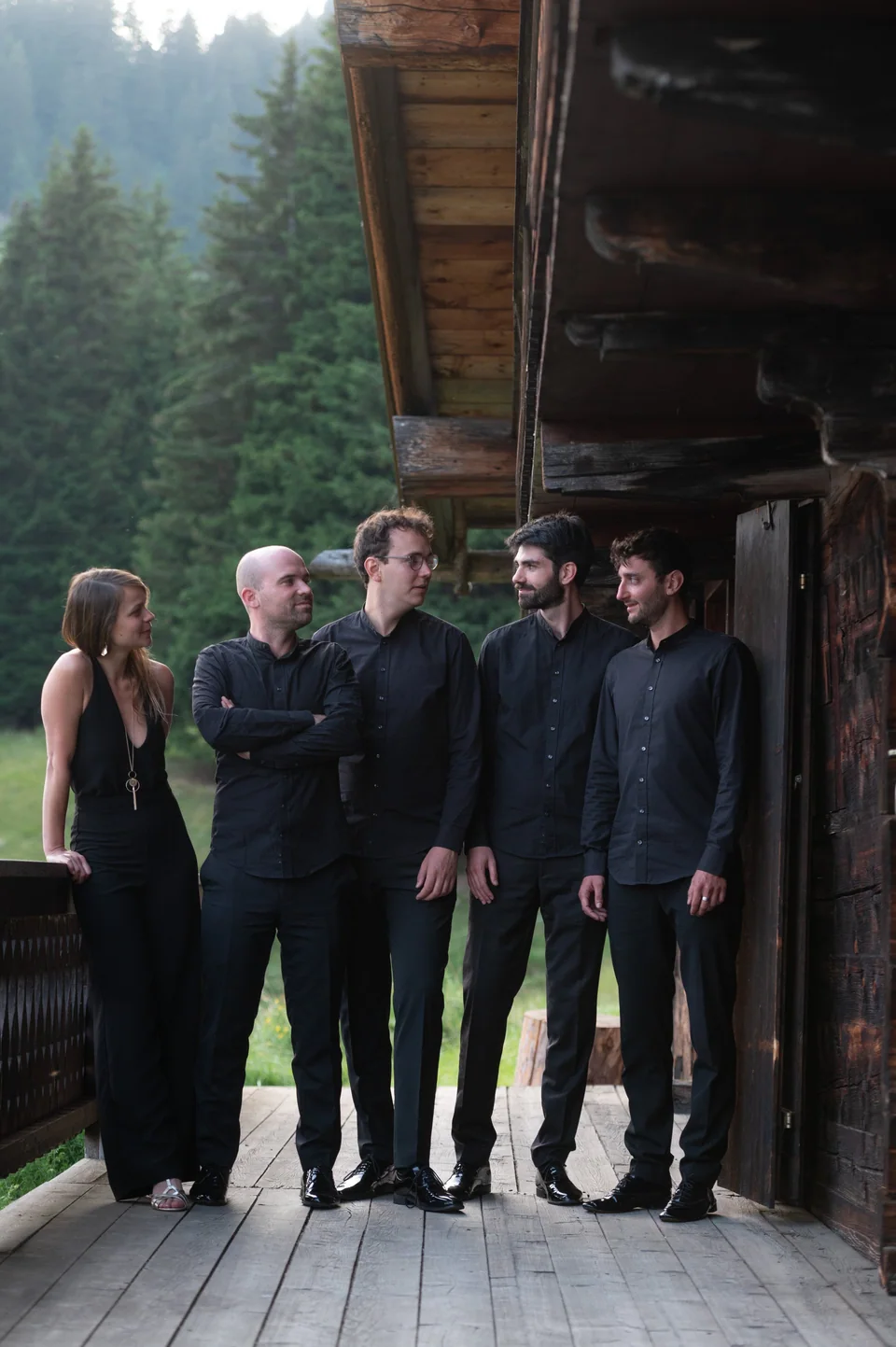 Das Ensemble Astera vor einem Berghaus · © Ugo Ponte