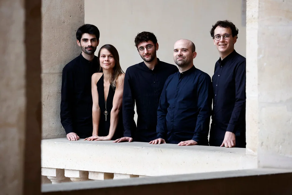Ensemble Astera leaning on a stone balustrade