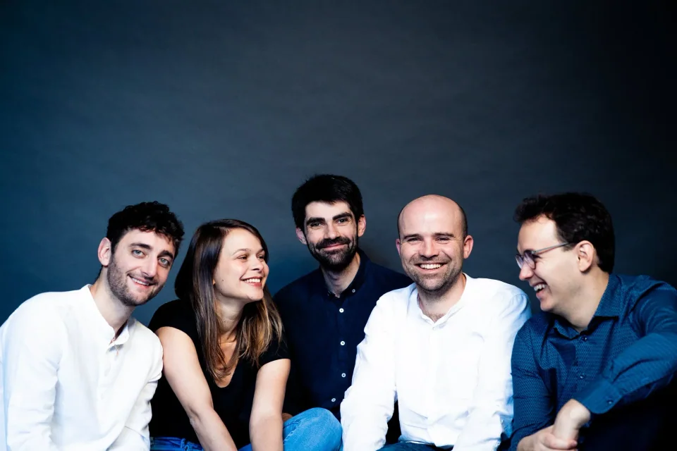 Die fünf Mitglieder des Ensemble Astera, lachend · © Sophie Williams